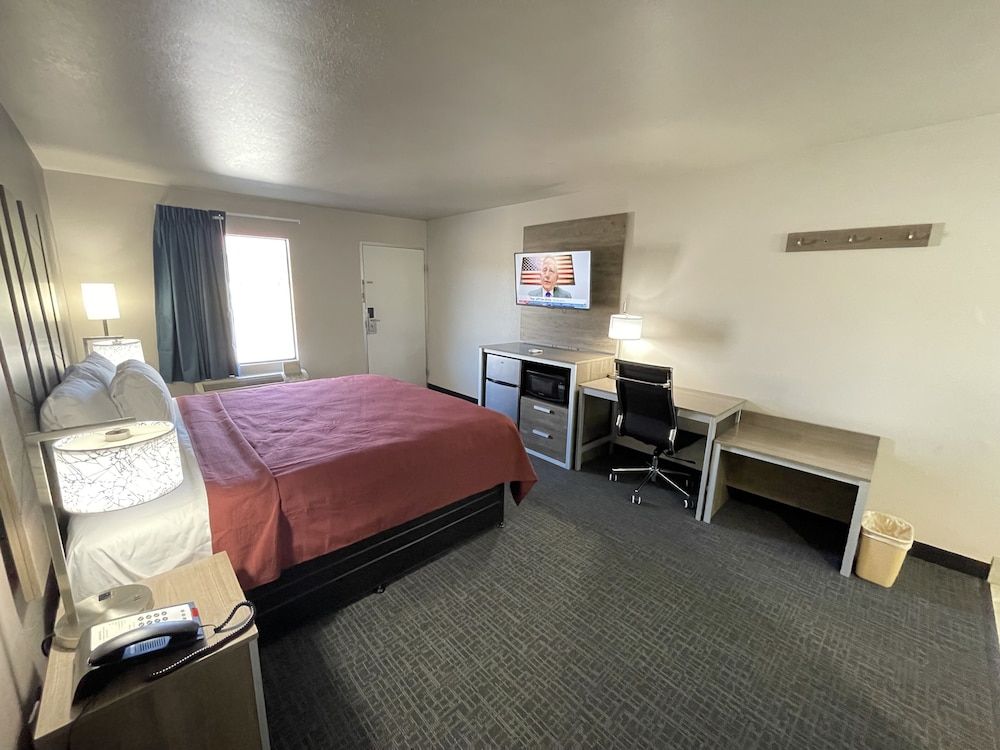 Excellent Inn & Suites 3