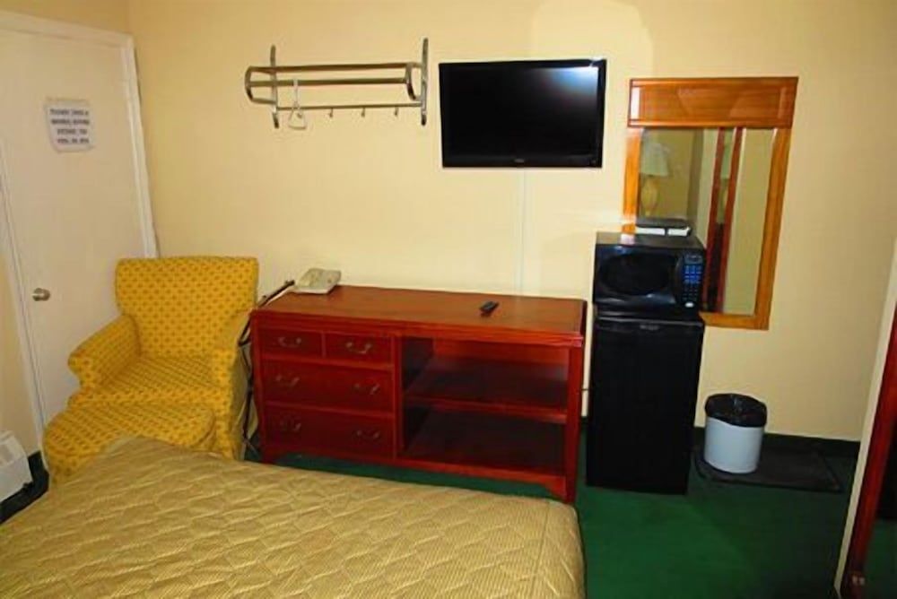 Canadiana Motel 3