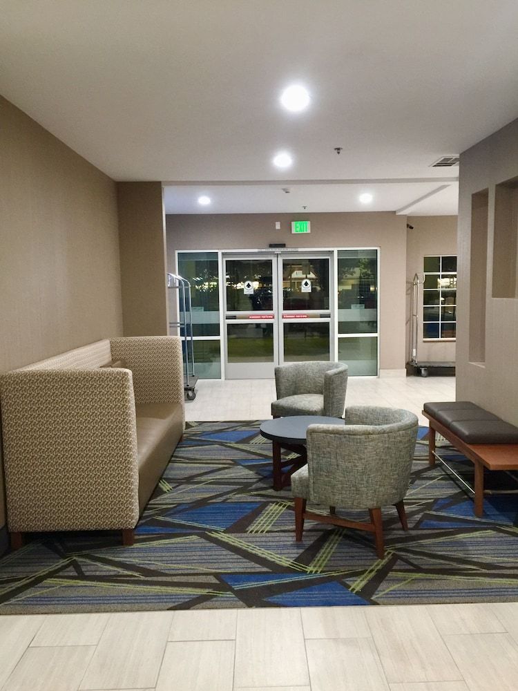 Holiday Inn Express & Suites Tulare by IHG 2