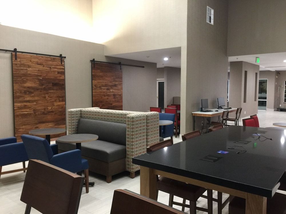 Holiday Inn Express & Suites Tulare by IHG 3