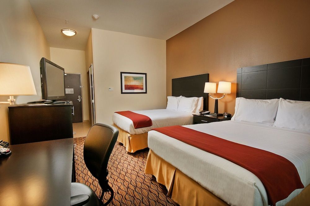 Holiday Inn Express Hotel & Suites Pearsall by IHG 3