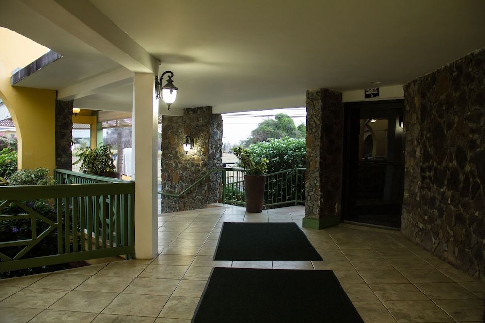 Crown Point Beach Hotel 3