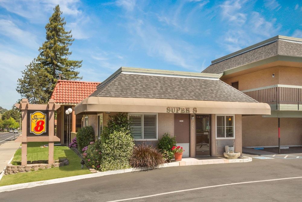 Super 8 by Wyndham Martinez 2 estrellas en Martinez
