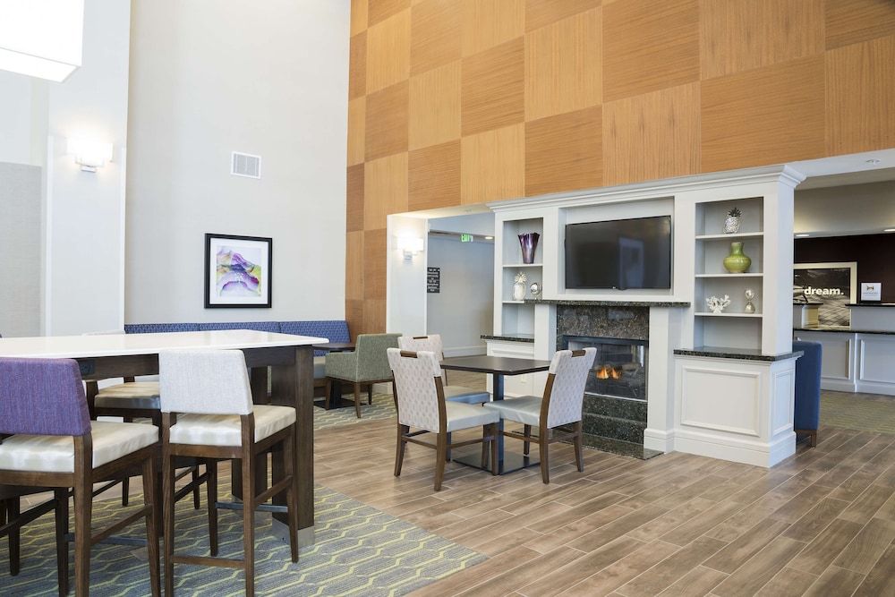 Hampton Inn & Suites Hartford-Manchester 2