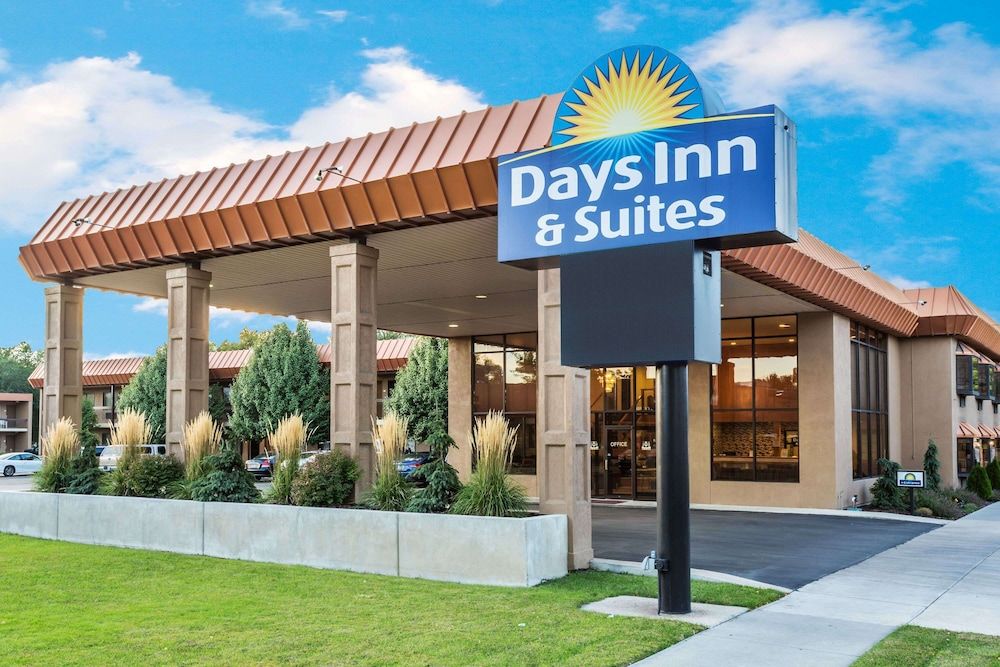 Days Inn & Suites by Wyndham Logan 2 estrellas en Logan