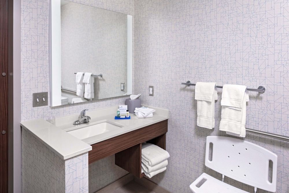 Holiday Inn Express & Suites Madison by IHG 2