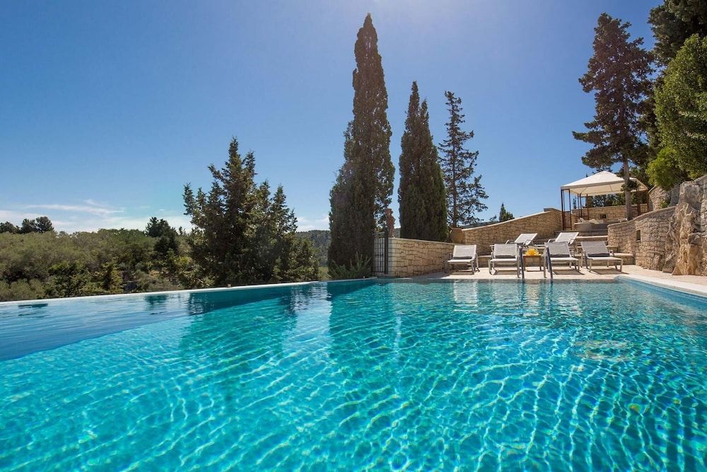 Danai Villa - Charming Escape With Oceanside Views -1 estrellas en Kontogiannátika