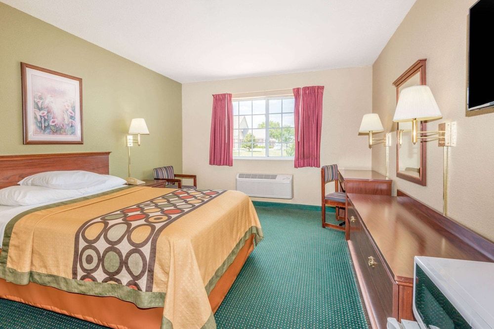 Super 8 by Wyndham Platte City Kansas City Area Airport 3