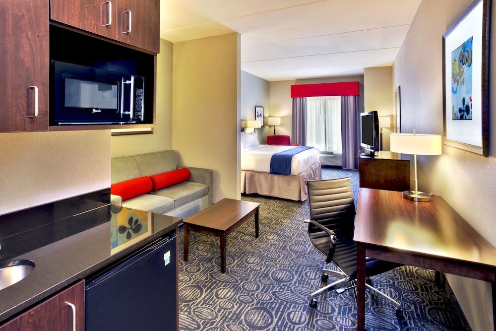 Holiday Inn Express & Suites Oak Ridge by IHG 3
