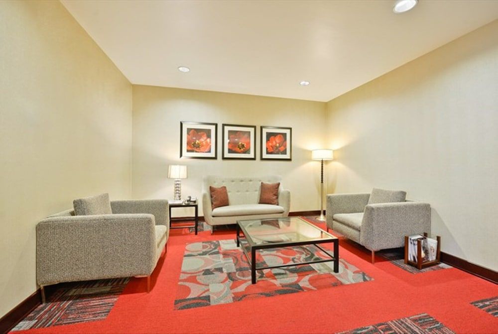 Holiday Inn Express & Suites Utica by IHG 3
