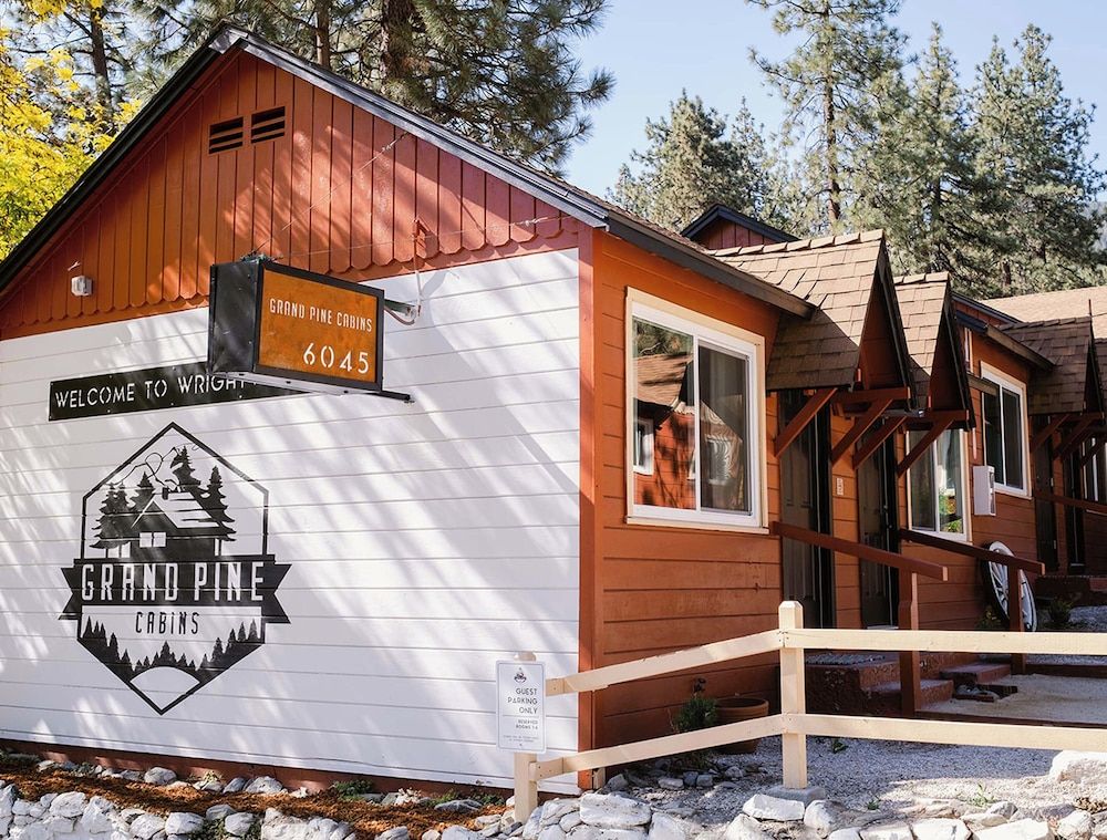 Grand Pine Cabins -1 estrellas en Wrightwood