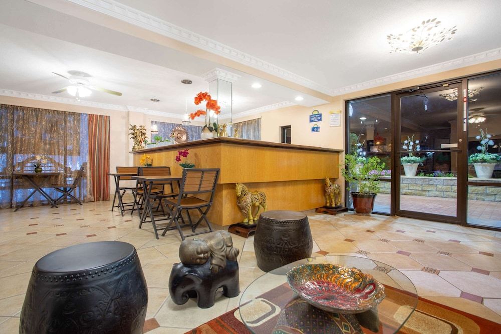 Days Inn by Wyndham Lake City 3