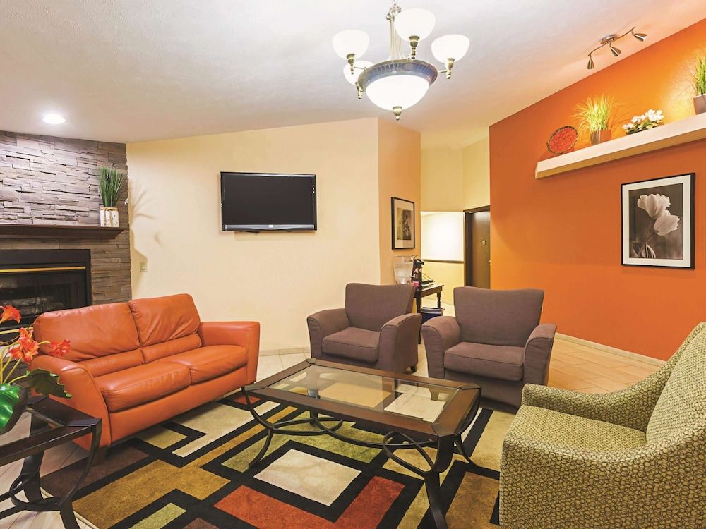 La Quinta Inn & Suites by Wyndham Woodburn 2
