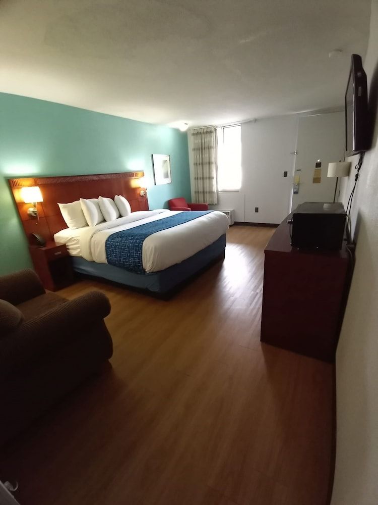 Travelodge by Wyndham Petersburg 3