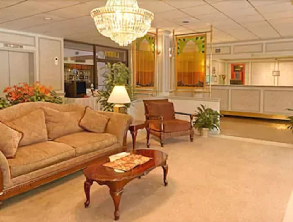 Ramada Hotel & Conference Center by Wyndham Paintsville 2