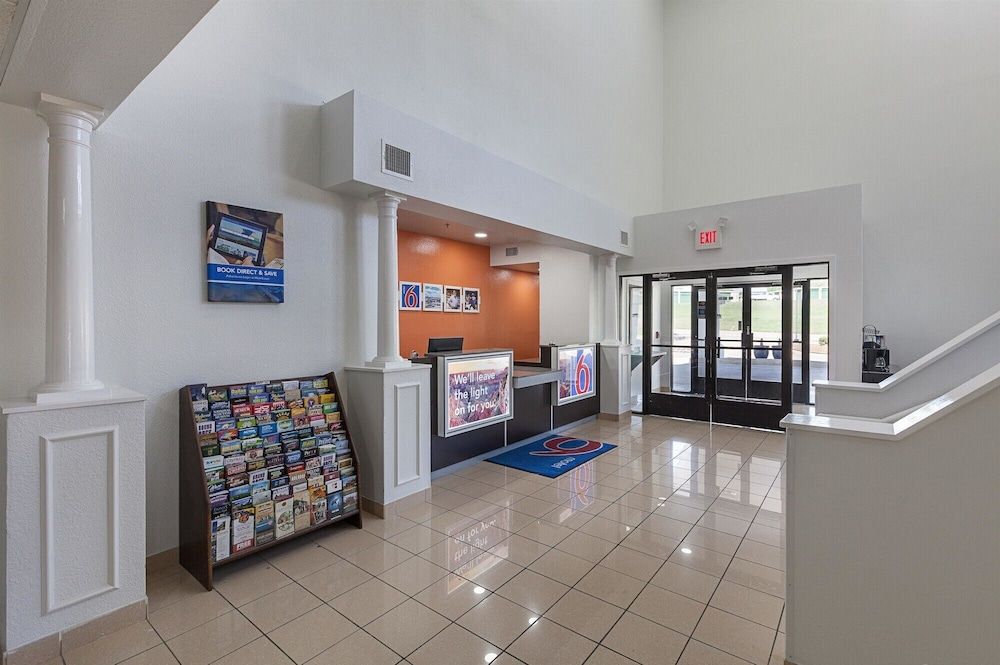 Motel 6 Bedford, TX - Fort Worth 2