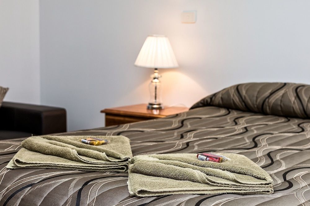 Holbrook Town Centre Motor Inn 3