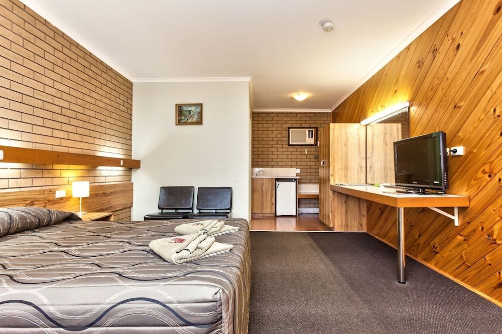 Holbrook Town Centre Motor Inn 2