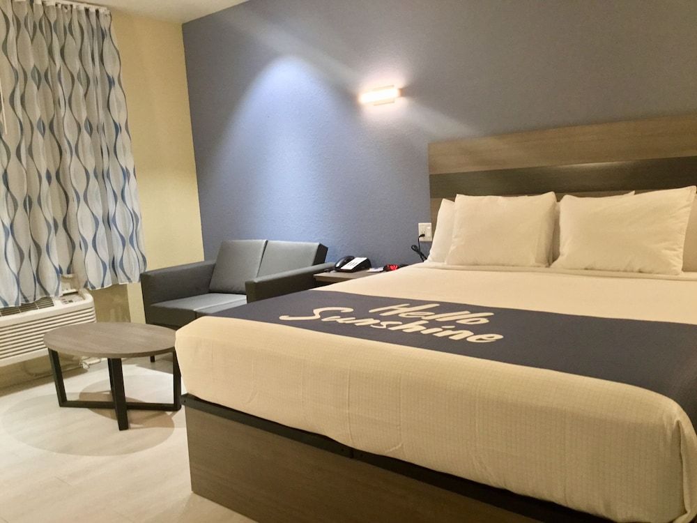 Days Inn by Wyndham Freeport 3