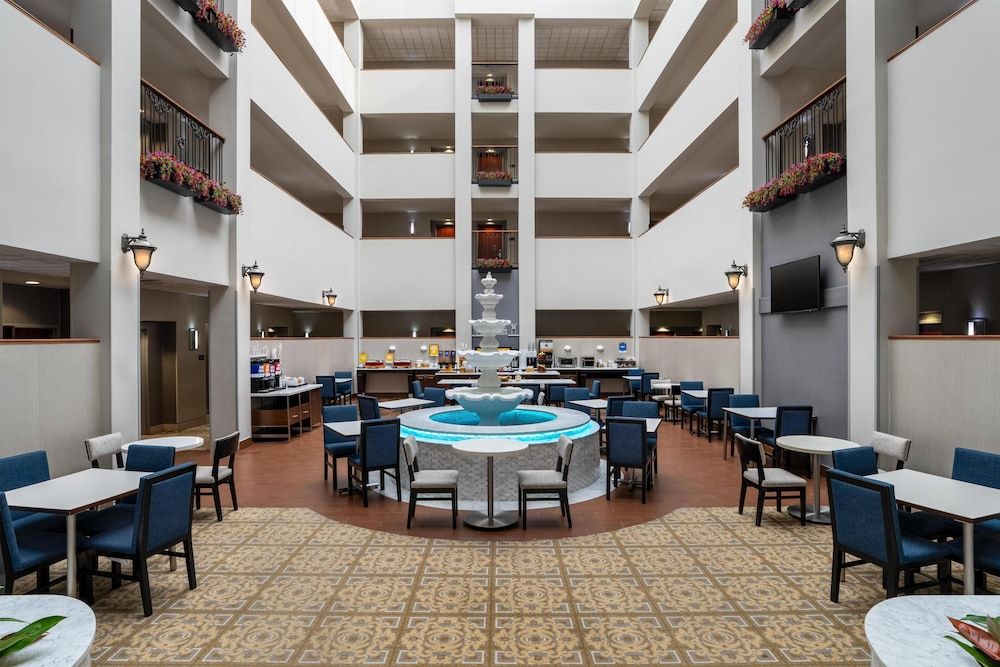 Hampton Inn & Suites Rockville Centre 3