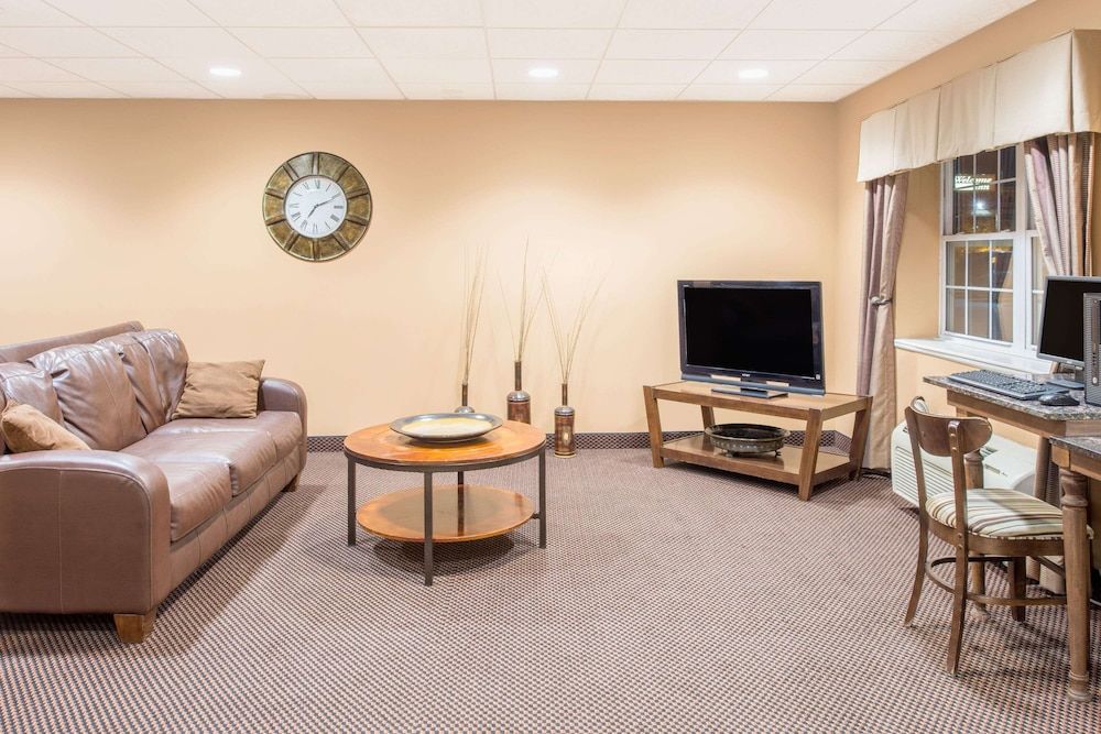 Microtel Inn & Suites by Wyndham Quincy Downtown/River Area 2