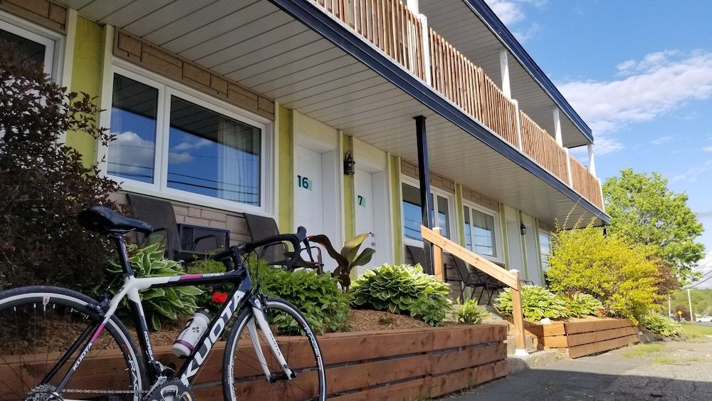 Auberge Happy Logis 2 estrellas en Sainte-Germaine-du-Lac-Etchemin