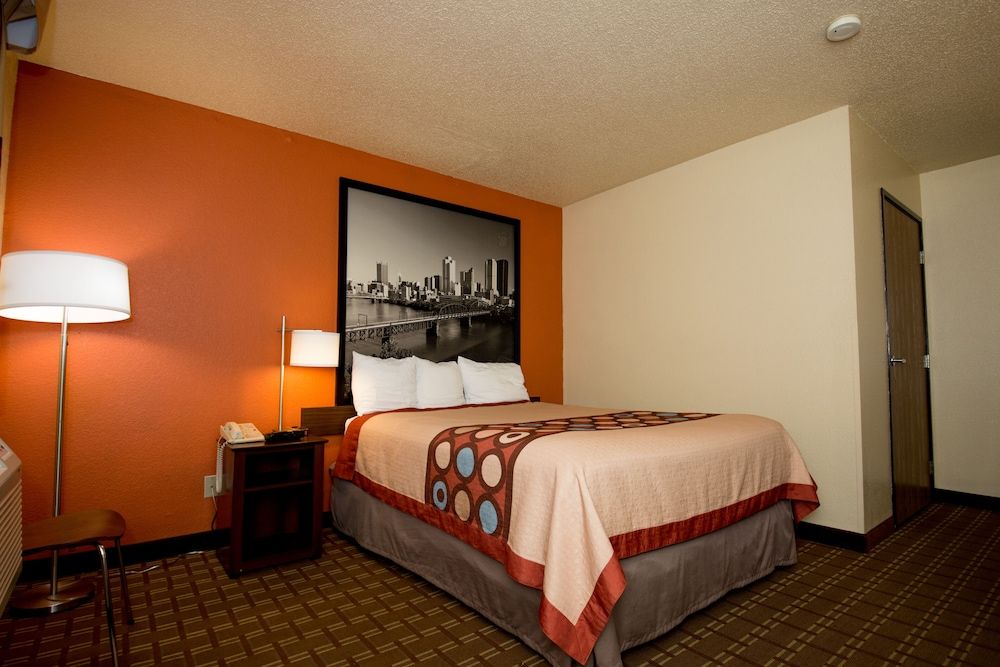 Super 8 by Wyndham Altoona 3