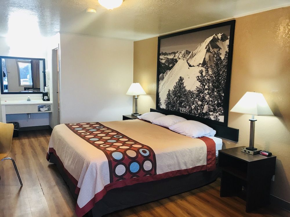 Super 8 by Wyndham Evanston 3