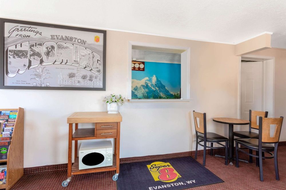Super 8 by Wyndham Evanston 2