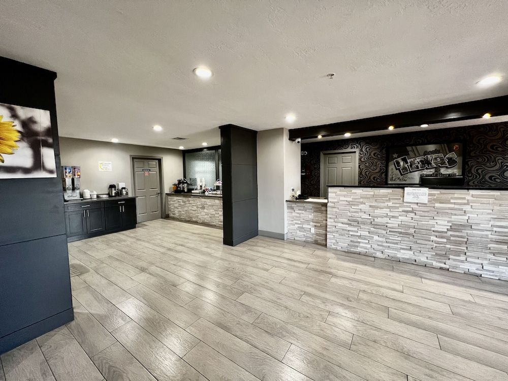 Super 8 by Wyndham Sealy 2