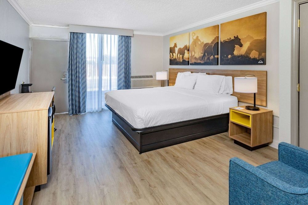 Days Inn by Wyndham Del Rio 2