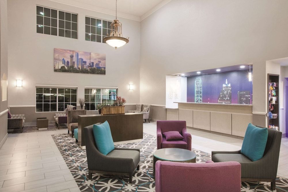 La Quinta Inn & Suites by Wyndham Mansfield TX 2