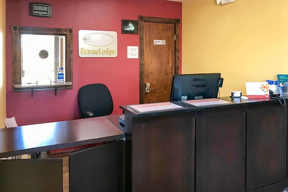 Econo Lodge Purcell 2