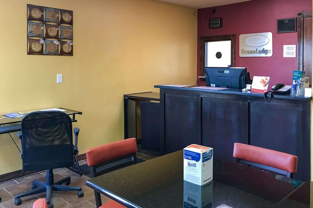 Econo Lodge Purcell 3