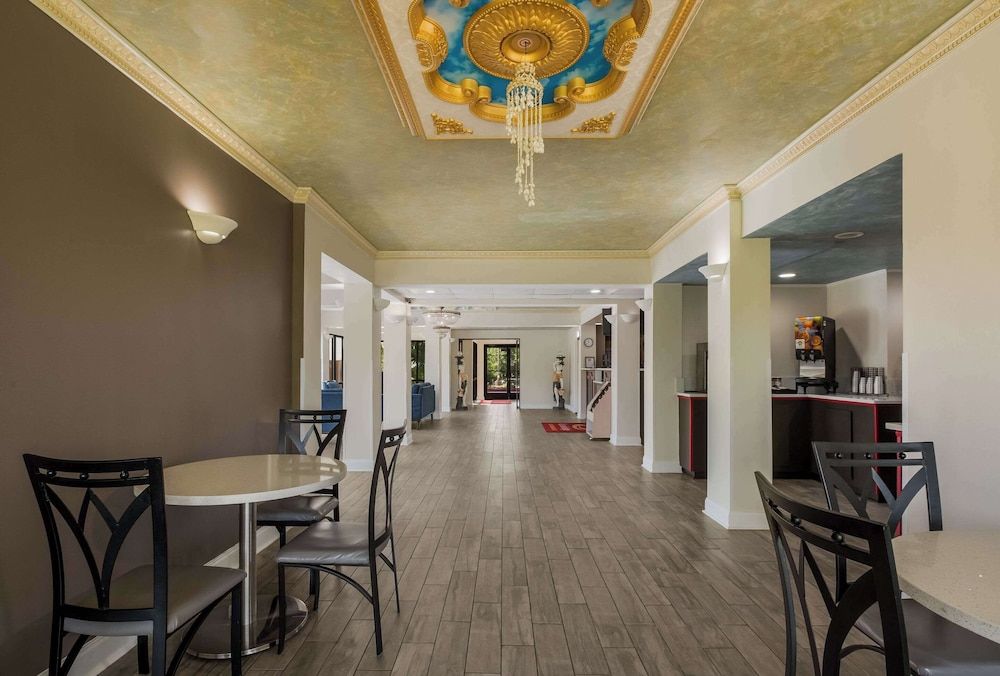 Econo Lodge Inn & Suites Diamondhead 3