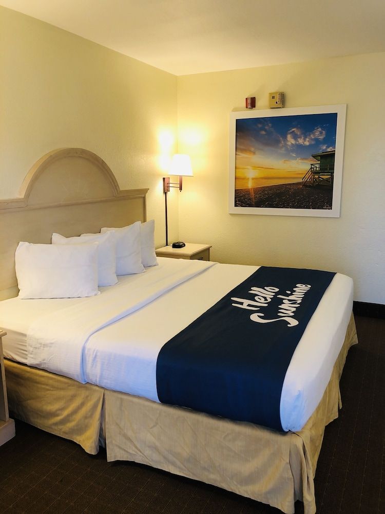 Days Inn & Suites by Wyndham Navarre - near Beaches/Hurlburt 3