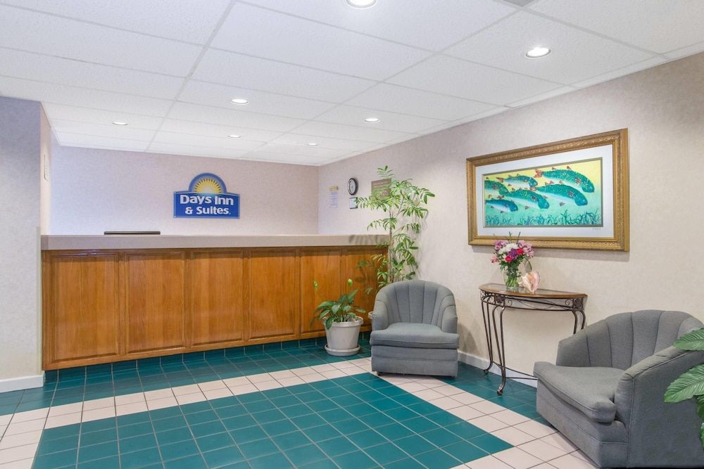 Days Inn & Suites by Wyndham Navarre - near Beaches/Hurlburt 2