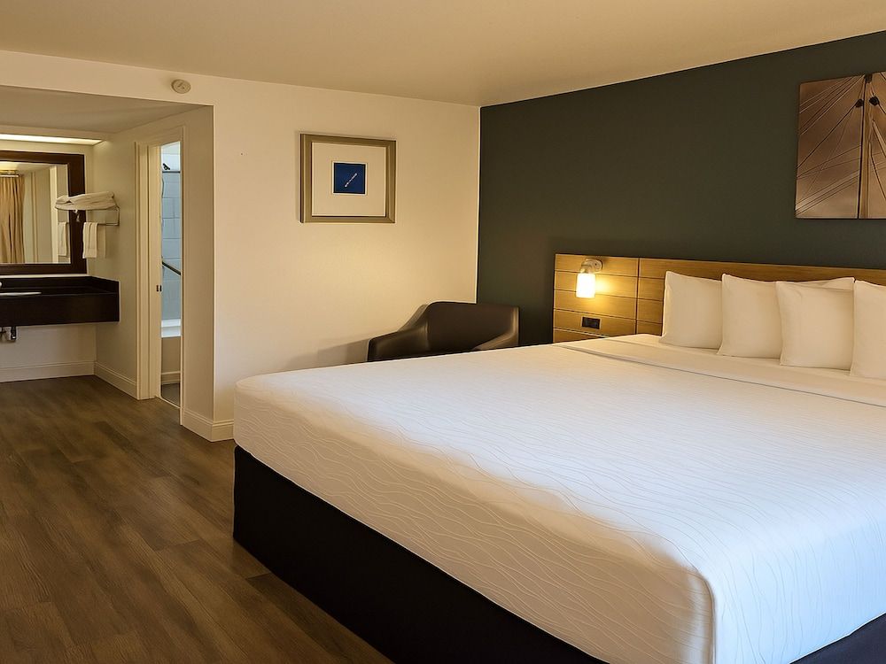 Rancho San Diego Inn & Suites 3