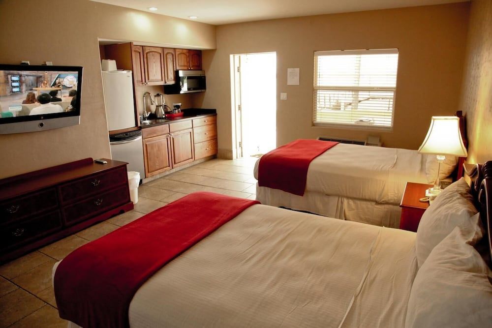 Lake Grassy Inn & Suites 3