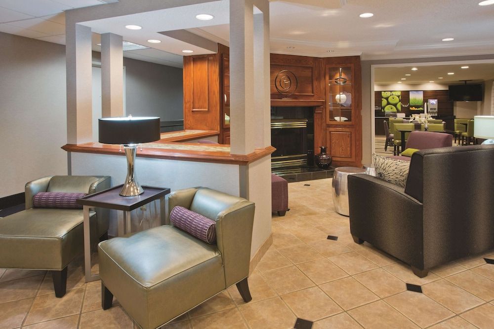 La Quinta Inn & Suites by Wyndham Milwaukee Delafield 2