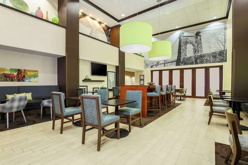 Hampton Inn & Suites Wheeling-The Highlands 2