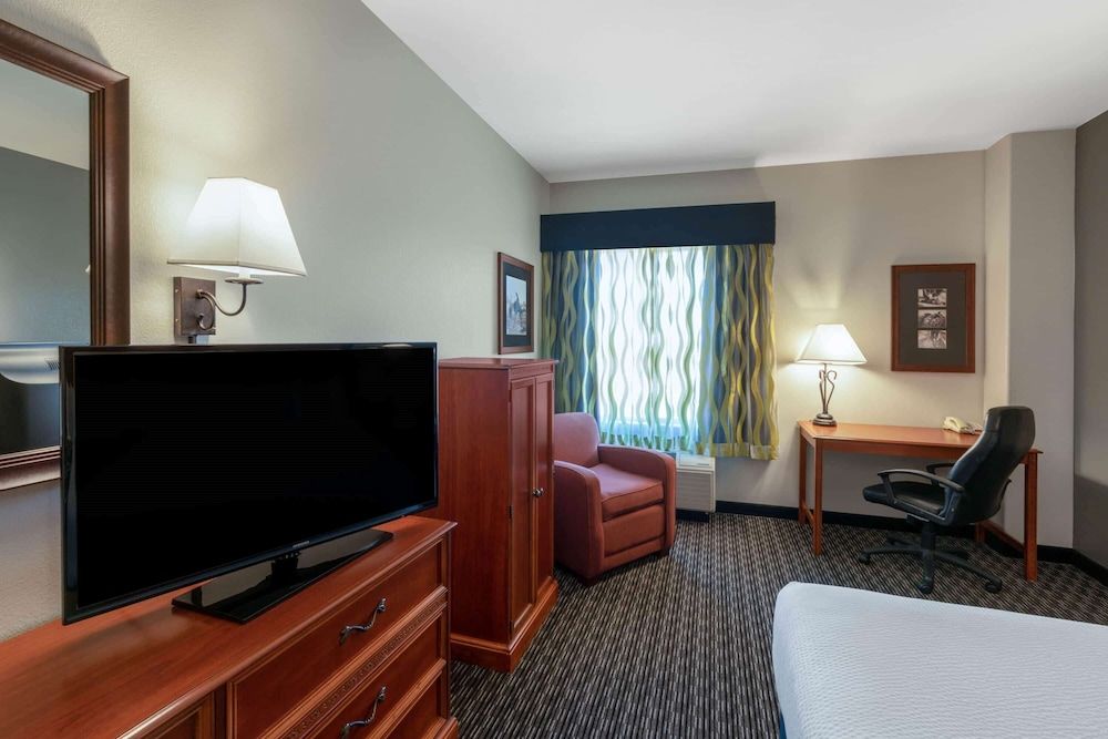 La Quinta Inn & Suites by Wyndham Rifle 3