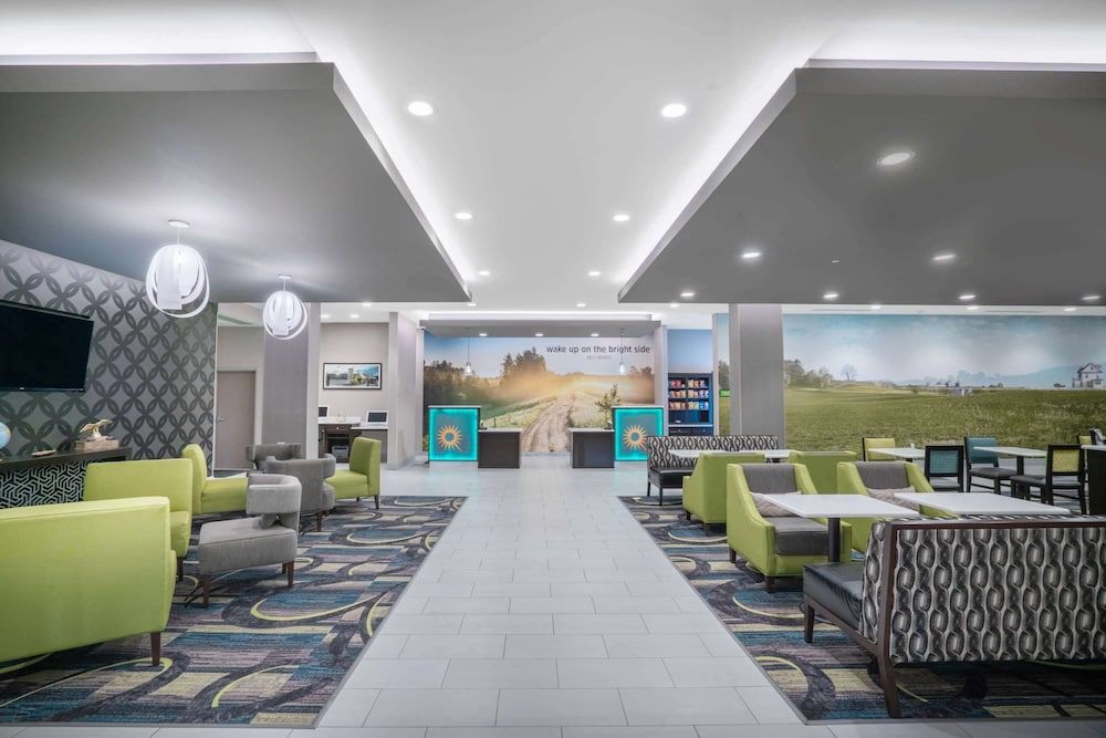 La Quinta Inn & Suites by Wyndham West Memphis 2