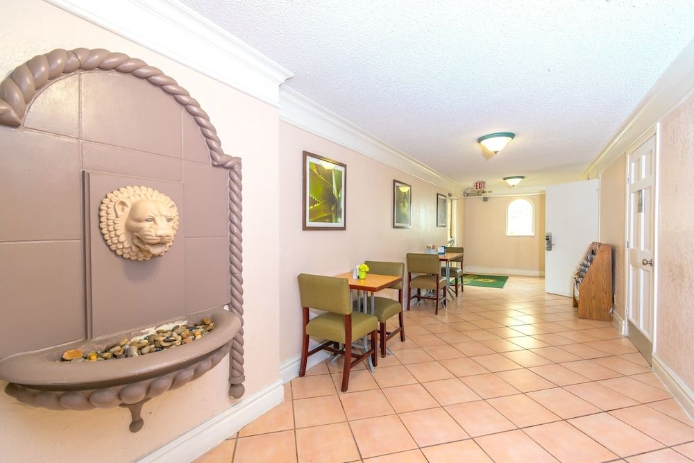 La Quinta Inn by Wyndham Clute Lake Jackson 2