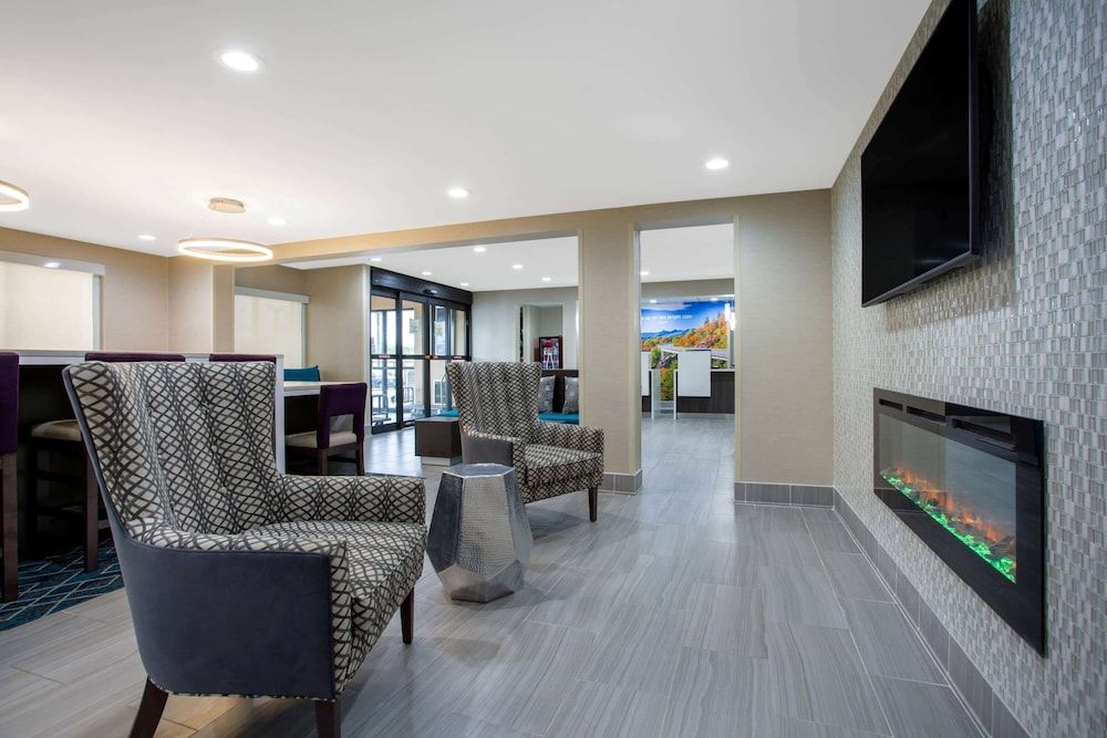 La Quinta Inn & Suites by Wyndham Roanoke Salem 2