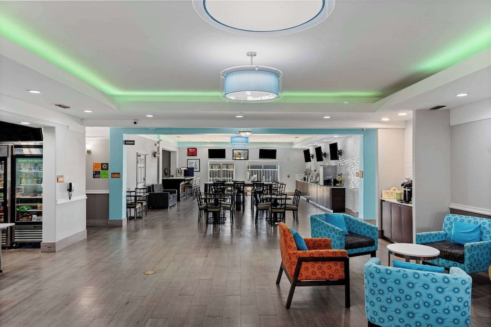La Quinta Inn & Suites by Wyndham Raymondville 2