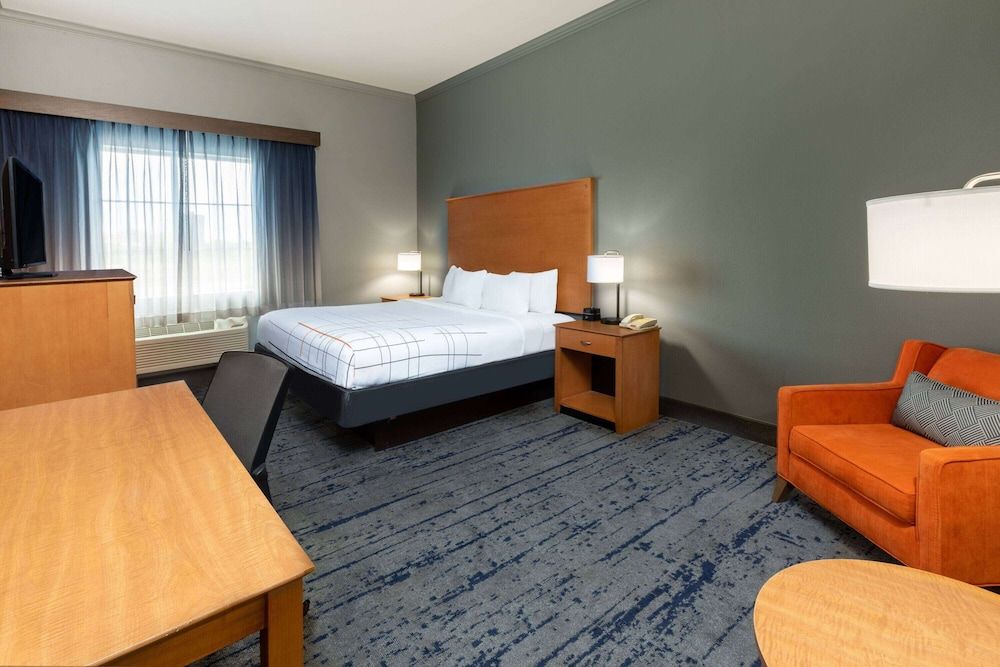 La Quinta Inn & Suites by Wyndham Bridgeport 3