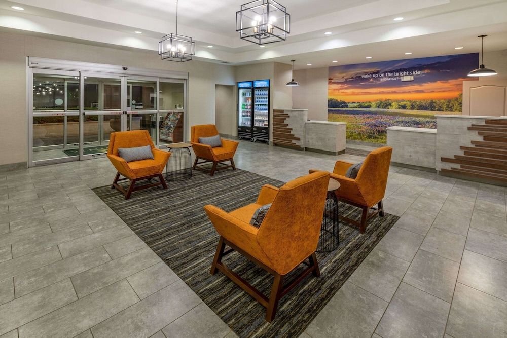 La Quinta Inn & Suites by Wyndham Bridgeport 2