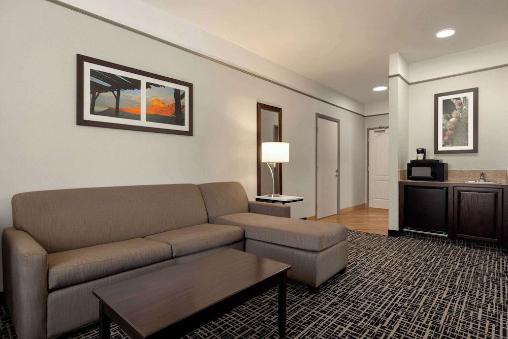 La Quinta Inn & Suites by Wyndham Dumas 3