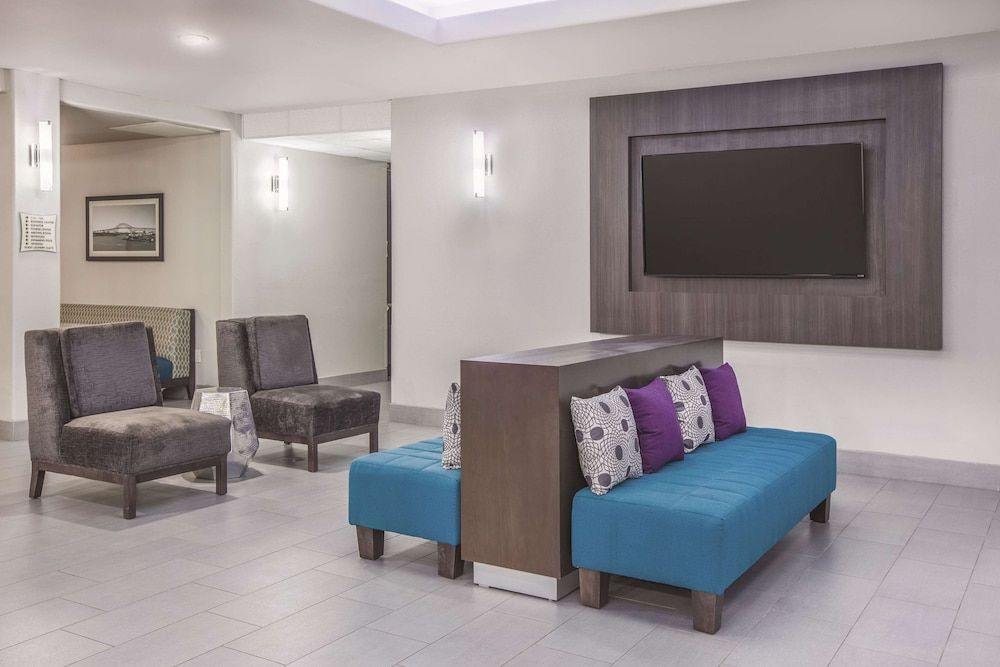 La Quinta Inn & Suites by Wyndham Bay City 2